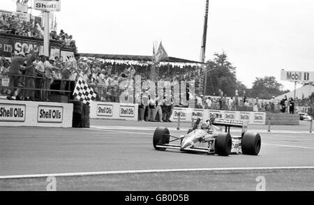 Formel-1-Autorennen - Großer Preis Von Großbritannien - Silverstone 1987. Der Großbritanniens Nigel Mansell überquert mit seinem Williams FW11B die Ziellinie, um in Silverstone seinen Grand Prix zu gewinnen Stockfoto