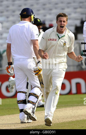 Der Südafrikaner Morne Morkel (rechts) feiert die Abberufung des Englands Andrew Flintoff beim zweiten npower-Test-Spiel im Headingley Cricket Ground, Leeds. Stockfoto