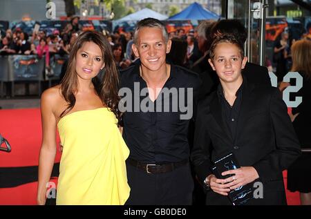 Gary Lineker mit seiner Freundin Danielle Bux und Sohn George kommen zur Europa-Premiere von „The Dark Knight“ im Odeon West End Cinema, Leicester Square, London. Stockfoto