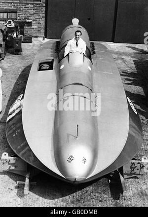 Wassersport - Geschwindigkeitsrekord Im Wasser - Donald Campbell - 1949. Donald Campbell sitzt im Bluebird K4-Wasserflugzeug seines Vaters Malcolm, dem Boot, das er für einen Versuch auf dem Weltrekord im Wasser verwenden wird. Stockfoto