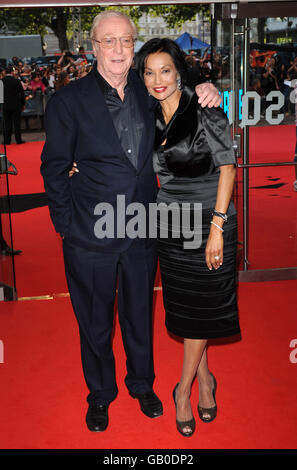 Michael Caine und seine Frau kommen bei der europäischen Premiere von The Dark Knight, dem neuesten Batman-Film, Odeon Cinema, Leicester Square, London, an. Stockfoto