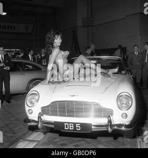 Die Schauspielerin Laya Raki und der Aston martin DB5 waren Hingucker auf der London Motor Show am Earls Court. Stockfoto