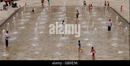 Bei heißem Wetter kühlen sich die Menschen in den Springbrunnen im Somerset House, London ab. Stockfoto