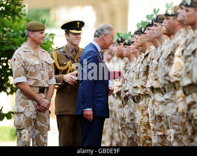 Der Prinz von Wales überreicht dem 1. Bataillon Mercian Regiment im Garten des Clarence House in London die Operation Telic Medaillen. Stockfoto