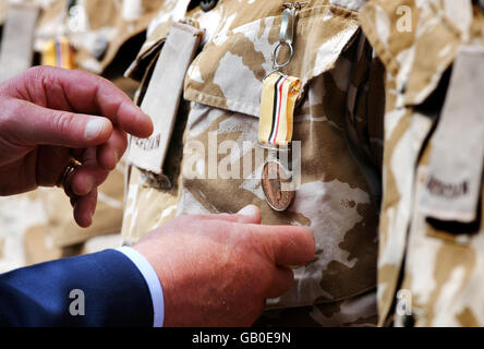 Der Prinz von Wales überreicht dem 1. Bataillon Mercian Regiment im Garten des Clarence House in London die Operation Telic Medaillen. Stockfoto