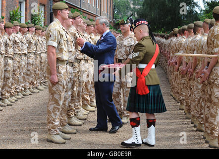 Der Prinz von Wales überreicht dem 1. Bataillon Mercian Regiment im Garten des Clarence House in London die Operation Telic Medaillen. Stockfoto