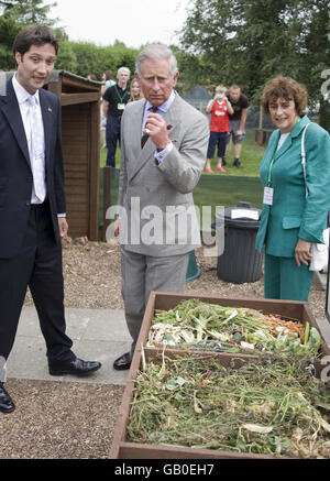 Der Prinz von Wales, Schirmherr von Garden Organic und Yles Bremer, Chief Executive von Garden Organic in Ryton, nahe Coventry, blickt heute bei einem Besuch auf ein Kompost-Demonstrationsgebiet. Stockfoto