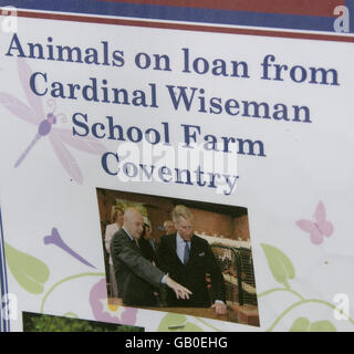 Ein Plakat, das den Prinz von Wales, Schutzpatron von Garden Organic, in Ryton, nahe Coventry, während eines heutigen Besuches zeigt. Stockfoto