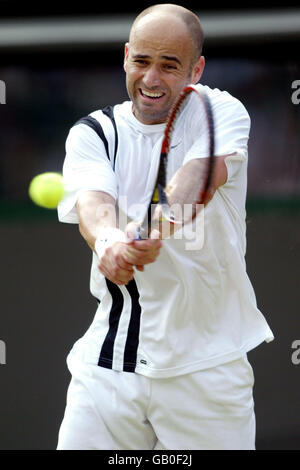 Tennis - Wimbledon 2003 - Herren 2. Runde - Andre Agassi V Lars Burgsmüller Stockfoto