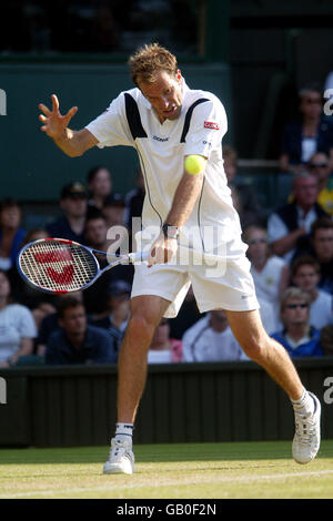 Greg Rusedski in Aktion während des Spiels mit Andy Roddick Stockfoto