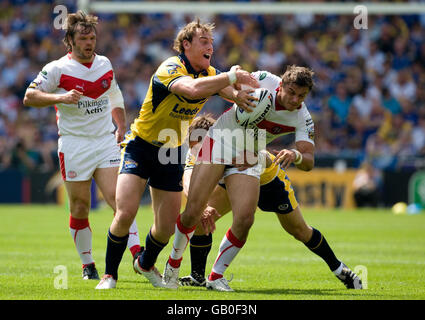 St. Helens' Jon Wilkin wird von Gareth Ellis und Simon Worrall von Leeds Rhino während des Carnegie Challenge Cup Halbfinales im Galpharm Stadium, Huddersfield, angegangen. Stockfoto