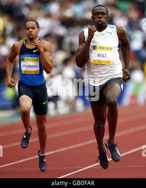 Jamaikas Usain Bolt gewinnt die zweite Hitze der 200-Meter-Männer während des IAAF Norwich Union London Grand Prix im Crystal Palace National Sports Center, London. Stockfoto