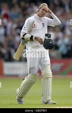 Englands Stuart Broad verlässt das Spielfeld, nachdem er sein Wicket beim ersten Npower Test Match im Lord's Cricket Ground, London, verloren hat. Stockfoto