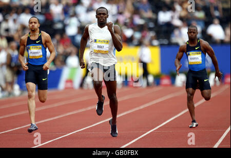 Jamaikas Usain Bolt gewinnt die zweite Hitze der 200-Meter-Männer während des IAAF Norwich Union London Grand Prix im Crystal Palace National Sports Center, London. Stockfoto