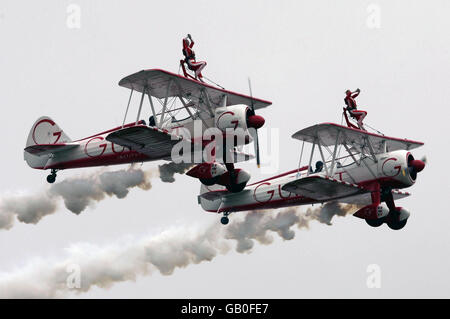 Das französische WingWalking-Schauteam Guinot ist im Scottish National Museum of Flight, East Fortune in der Nähe von Edinburgh zu sehen. Stockfoto