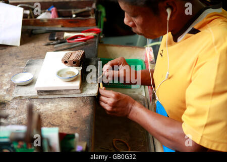 Traditionelle Thai Schmuck gemacht in der Somsak gold-Fabrik in der Nähe von Sukhothai Stockfoto
