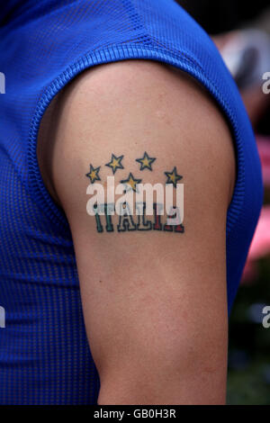 Pferderennen - Ritz Club July Festival 2008 - Lanson Ladies Day - Newmarket. Ein Tattoo auf dem Arm des Jockeys Frankie Dettori Stockfoto