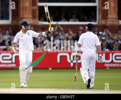 Cricket - npower First Test - Tag 1 - England gegen Südafrika - Lord's. Der englische Kevin Pietersen feiert seine 50 Läufe während des ersten npower-Test-Spiels in Lord's, London. Stockfoto