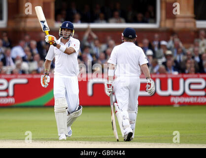 Der englische Kevin Pietersen feiert seine 50 Läufe während des ersten npower Test Matches in Lord's, London. Stockfoto