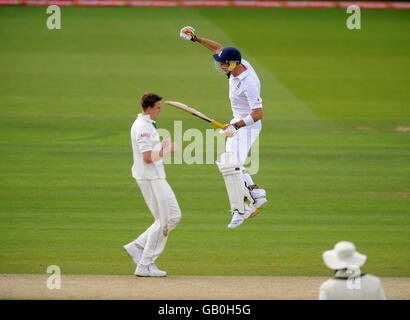 Cricket - npower First Test - Tag 1 - England gegen Südafrika - Lord's. Der englische Kevin Pietersen feiert das Erreichen seines 100. Gründungsjubiläum von Südafrikas Morne Morkel Stockfoto