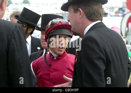 Pferderennen - Epsom - Vodafone Derby Meeting. Frankie Dettori plaudert mit Gästen im Fahrerlager Stockfoto