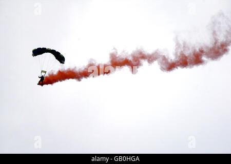 Pferderennen - Epsom - Vodafone Derby Meeting. Das Spitfire Tigers Freefall Parachute Team zeigt eine Luftaufnahme über der Rennbahn Stockfoto