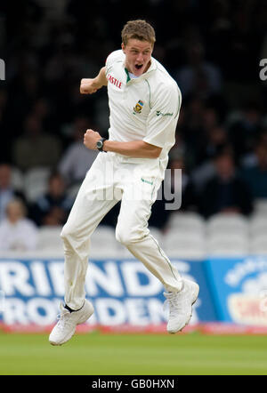 Der Südafrikaner Morne Morkel feiert den Ableger von Englands Tim Ambrose für 4 Läufe während des ersten npower-Test-Matches im Lord's Cricket Ground, London. Stockfoto