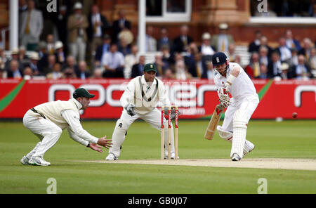 Englands Ian Bell schlägt beim ersten npower-Test-Spiel im Lord's Cricket Ground, London, die Bowlingbahn von Südafrikas Paul Harris. Stockfoto