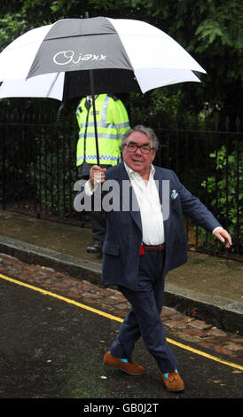 Sir David Frost Veranstaltet Jährlich Den Sommer Bash - Chelsea. Ronnie Corbett kommt zur Sommergarten-Party von Sir David Frost am Carlyle Square im Westen Londons an. Stockfoto