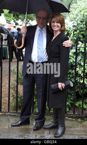 Gerald Scarfe und Jane Asher kommen zur Sommergarten-Party von Sir David Frost am Carlyle Square im Westen Londons an. Stockfoto