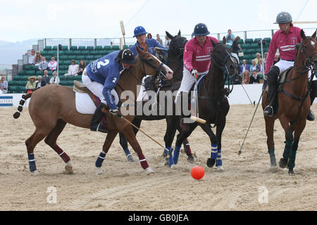 Internationale Spitzenpolospieler nehmen an der Aktion am Sandbanks Beach, Dorset, Teil, bei der Auftaktveranstaltung des ersten europäischen Sandpolo-Turniers. Stockfoto