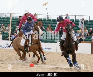 Europas erster Sandpolo-Wettbewerb. Internationale Top-Polospieler nehmen am Sandbanks Beach, Dorset, am Launch des ersten europäischen Sandpolo-Turniers Teil. Stockfoto