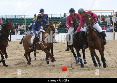 Internationale Spitzenpolospieler nehmen an der Aktion am Sandbanks Beach, Dorset, Teil, bei der Auftaktveranstaltung des ersten europäischen Sandpolo-Turniers. Stockfoto