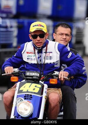 Valentino Rossi vom Fiat Yamaha Team kommt im Donington Park an. Stockfoto