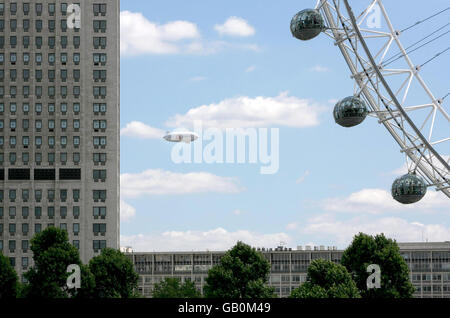 Das Stella Artois Luftschiff 'Star over London' segelt während eines Rundflugs über das Zentrum Londons in Richtung London Eye. Stockfoto