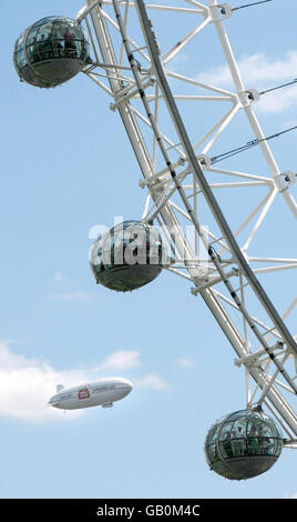 Das Stella Artois Luftschiff 'Star over London' segelt während eines Rundflugs über das Zentrum Londons in Richtung London Eye. Stockfoto