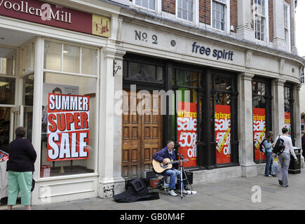 Geschäfte in York werben für ihre Sommerverkäufe. Stockfoto