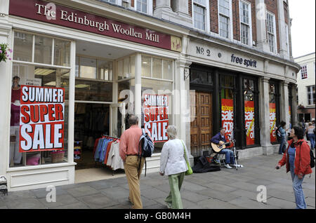 Geschäfte in York werben für ihre Sommerverkäufe. Stockfoto