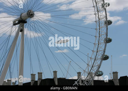 Das Stella Artois Luftschiff „Star over London“ segelt während eines Rundfluges über das Zentrum Londons am London Eye vorbei. Stockfoto