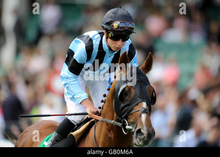 Pferderennen - Haydock Park Racecourse. Buccellati unter William Buick, der für das bet365 Old Newton Cup Heritage Handicap im Haydock Park posten wird Stockfoto