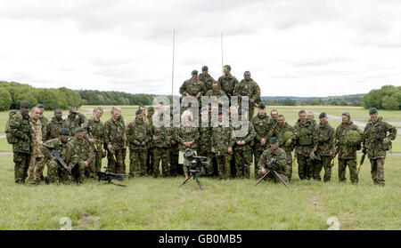 Die Herzogin von Cornwall, der Royal Colonel des 4. Bataillons ist, besucht 'die Gewehre' in den Kiwi Barracks, Bulford, Wiltshire. Stockfoto