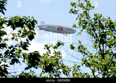 Das Stella Artois Luftschiff 'Star over London' fliegt auf einem Rundflug von Essex nach Central London in Richtung South Bank. Stockfoto