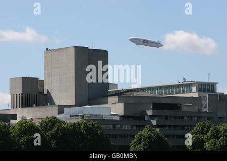 Das Stella Artois Luftschiff „Star over London“ fliegt während eines Rundfluges von Essex nach Zentral-London über das South Bank. Stockfoto