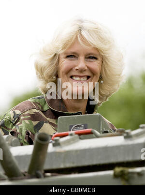 Die Herzogin von Cornwall, die Royal Colonel des 4. Bataillons ist, besucht 'The Rifles', wo sie eine Feldtrainingsübung in den Kiwi Barracks, Bulford, Wiltshire, beobachtete. Stockfoto