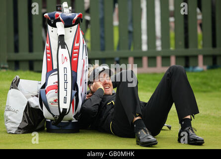 Der englische Ian Poulter lächelt, während er am Telefon spricht, während er während einer Trainingseinheit im Royal Birkdale Golf Club, Southport, auf dem Putting Green übt. Stockfoto