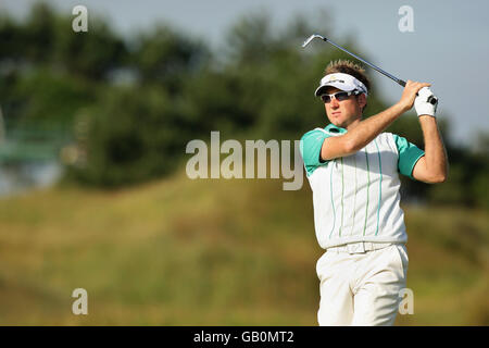 Golf - Open 2008 Championship - Training - Tag Zwei - Royal Birkdale Golf Club. Der englische Ian Poulter spielt während einer Übungsrunde im Royal Birkdale Golf Club, Southport, einen Schuss auf das 3. Loch. Stockfoto