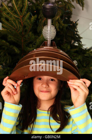 Olivia Thanki, 9, spielt mit Doctor Who Dalek Stimmwechselmaske, bei der Enthüllung von Hamleys Must Have Spielzeugserie für Weihnachten 2008, im Good Housekeeping Institute, Broadwick Street, London. Stockfoto