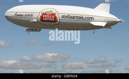 Das Stella Artois Luftschiff „Star over London“ macht sich auf den Weg von Essex zu einem Rundflug über das Londoner Zentrum. Stockfoto