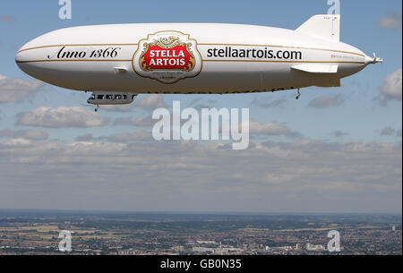 Das Stella Artois Star Über London. Das Stella Artois Luftschiff „Star over London“ macht sich auf den Weg von Essex zu einem Rundflug über das Londoner Zentrum. Stockfoto