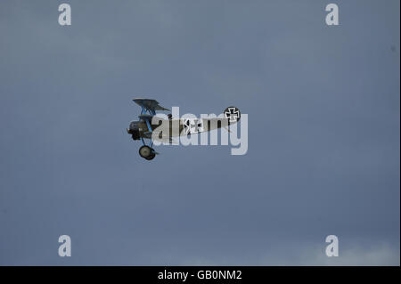 Eine Replik Fokker Dr. I Dreidecker, eines der klassischen deutschen Kampfflugzeuge des Ersten Weltkriegs, wurde beim Royal International Air Tattoo in Fairford in Aktion gesehen. Stockfoto